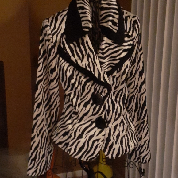 Design today's zebra print long sleeve jacket - Picture 3 of 6